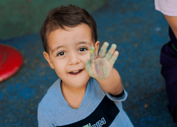 Criança sorrindo no Liceu Jardim